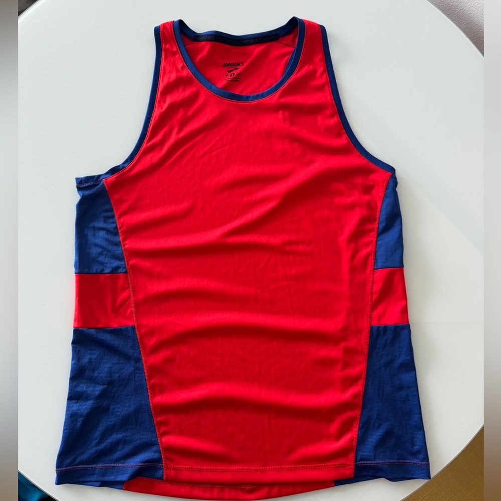 Men’s medium Brooks running singlet